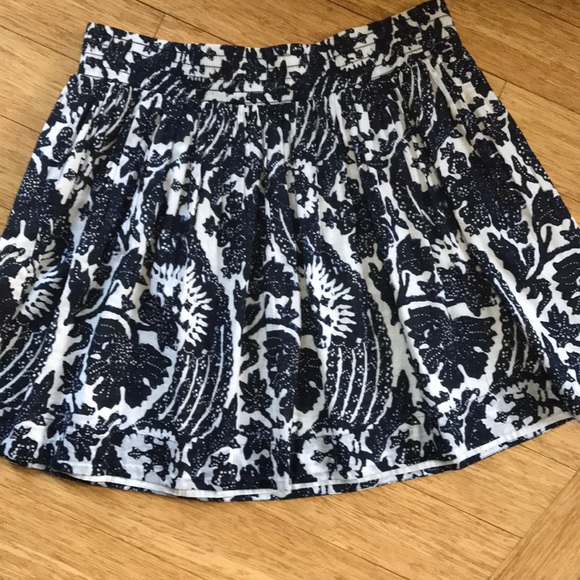 🦋 Banana Republic Navy & White Batik Print Skirt - Picture 2 of 6